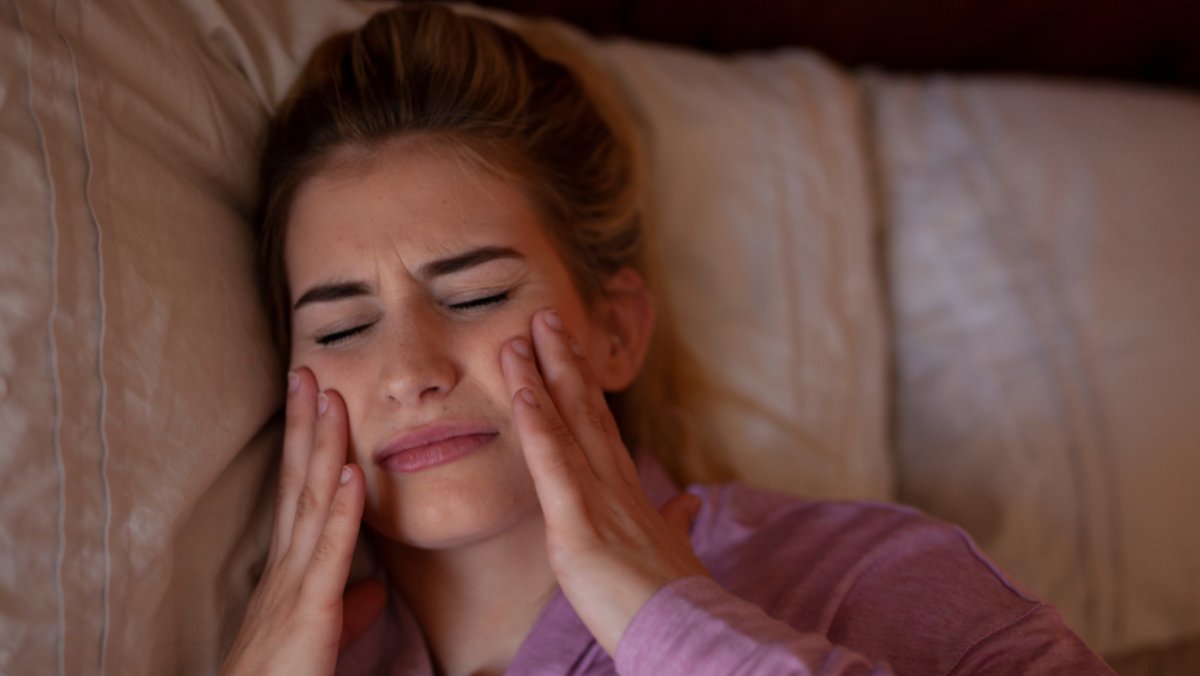 O persoană care suferă de bruxism